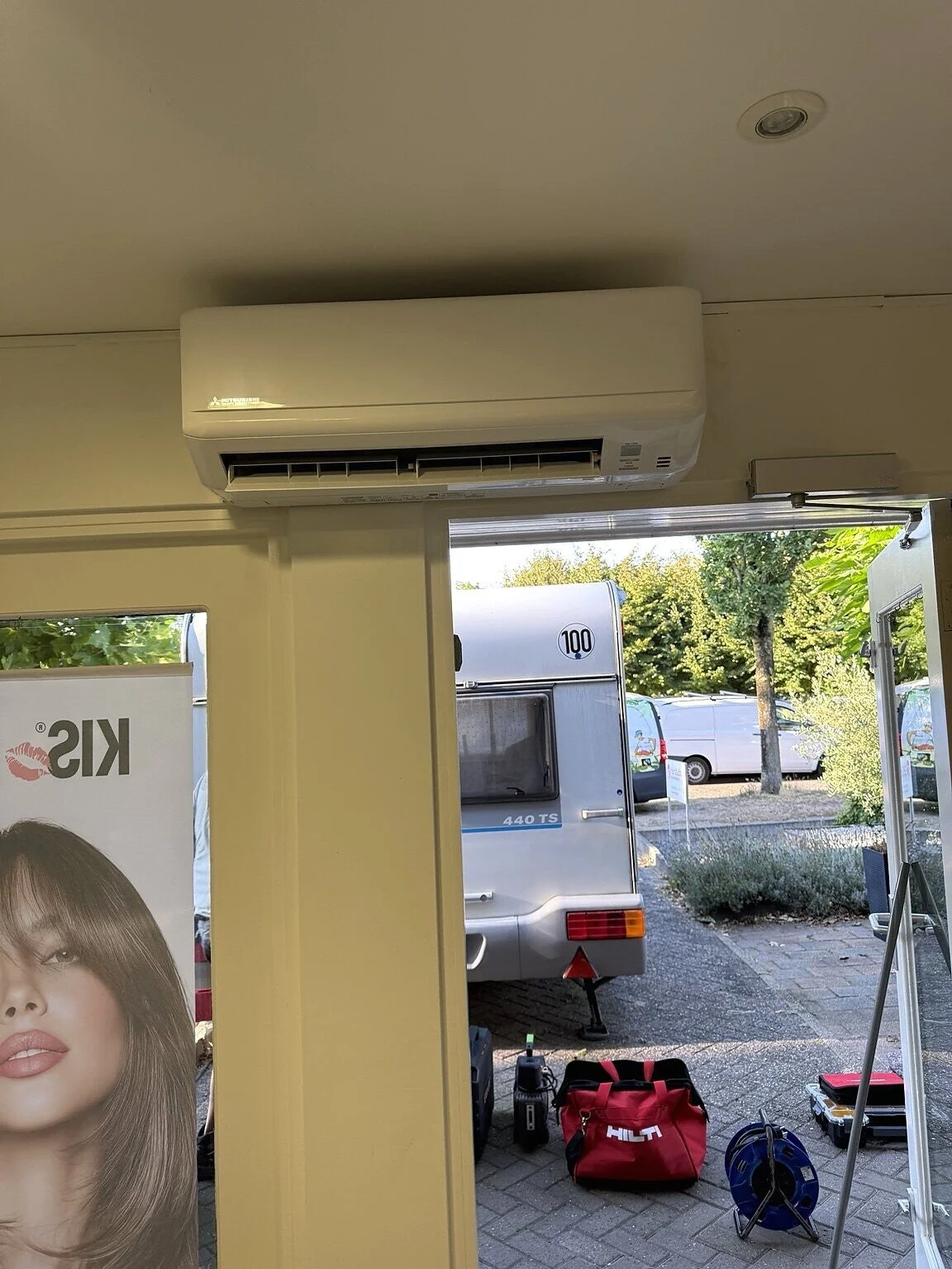 Airco-binnenunit gemonteerd in de salon van Studio 18 in Oss